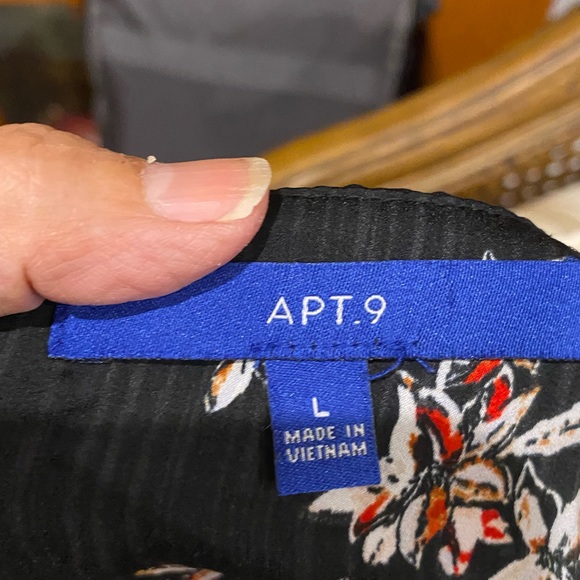 Black blouse with red floral accent size L by Apt 9 - Picture 8 of 9